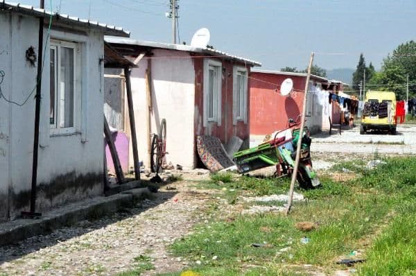 Adapazarı'ndaki prefabrikler 14 yıl sonra kaldırılıyor