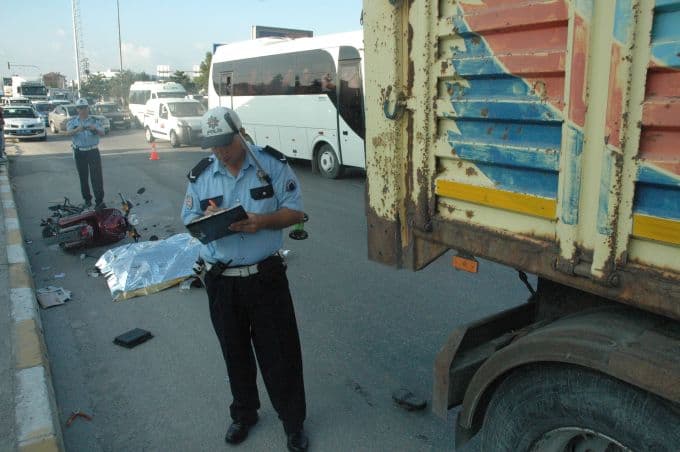 Elektrikli bisikletle giderken kamyonun altında kaldı