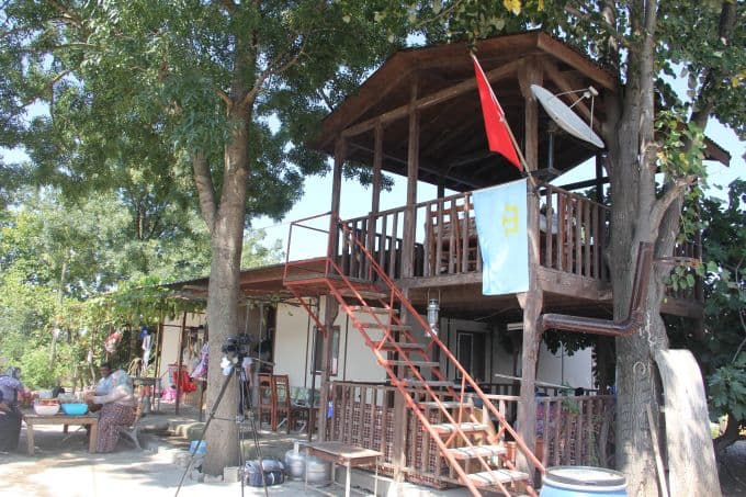14 yıldır kendi yaptıkları ahşap evde kalıyorlar