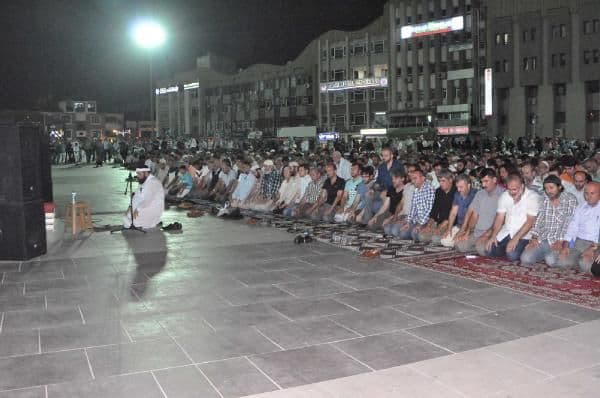 Kent Meydanı'nda 2 bin kişi gıyabi cenaze namazı kıldı