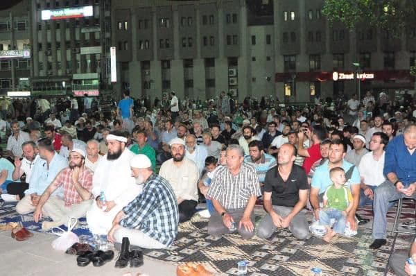 Kent Meydanı'nda 2 bin kişi gıyabi cenaze namazı kıldı