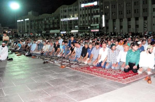 Kent Meydanı'nda 2 bin kişi gıyabi cenaze namazı kıldı