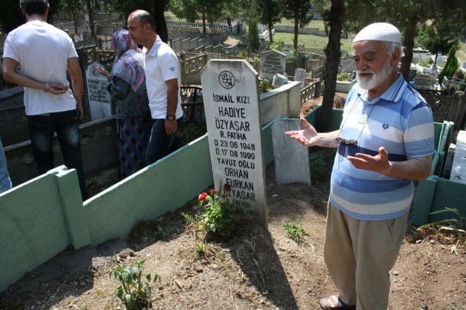 Depremde terkettiği şehre ailesi için geliyor