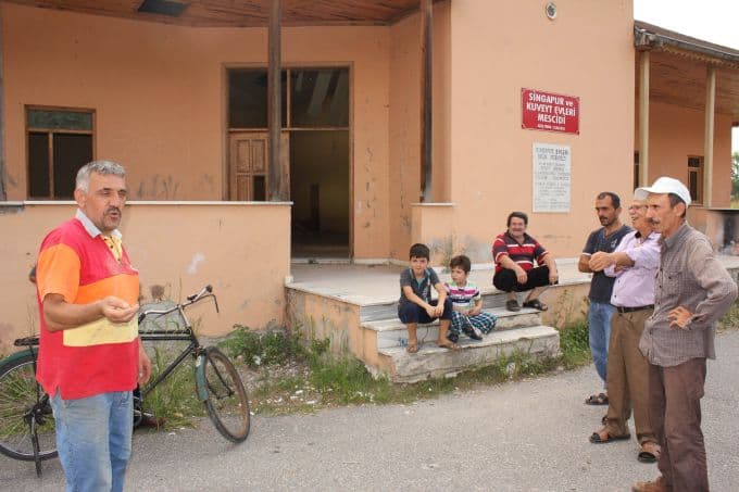 Deprem sonrası yapılan mescit harabeye döndü