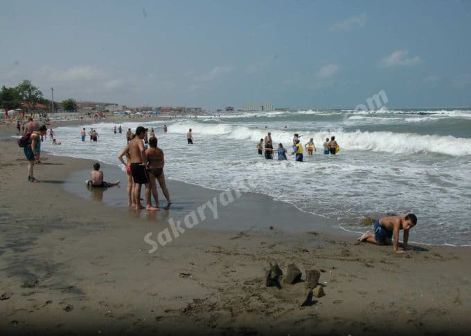Uyarılara ve tehlikeye rağmen denize girdiler
