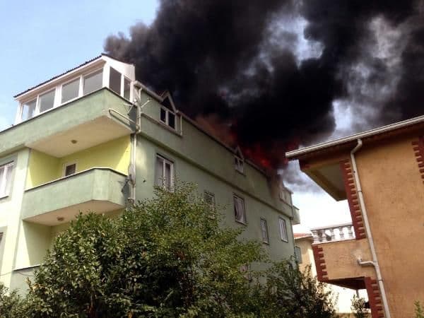 Barbeküden çıkan yangın evin çatısını küle çevirdi