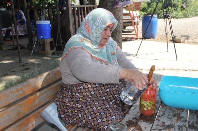 Ev hanımlarından kışa hummalı hazırlık