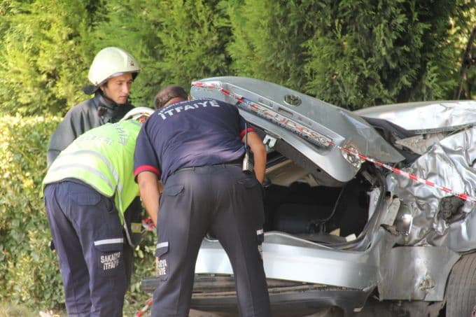 Yoldan çıkan araç bahçe duvarına çarptı