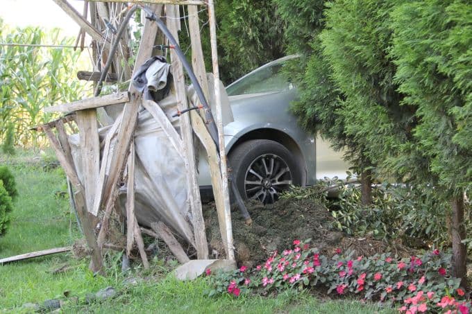 Yoldan çıkan araç bahçe duvarına çarptı