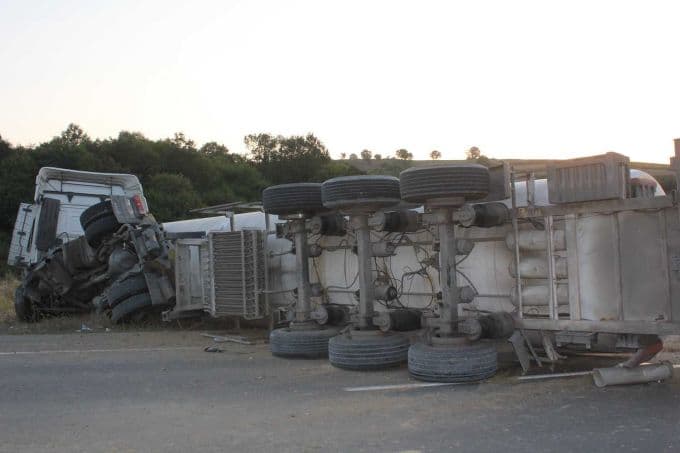 LPG taşıyan TIR, duble yolda devrildi