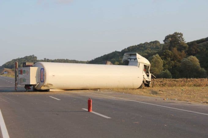 LPG taşıyan TIR, duble yolda devrildi