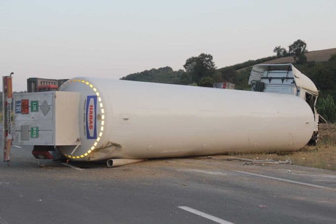 LPG taşıyan TIR, duble yolda devrildi
