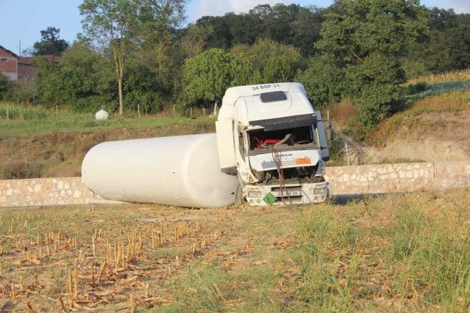 LPG taşıyan TIR, duble yolda devrildi