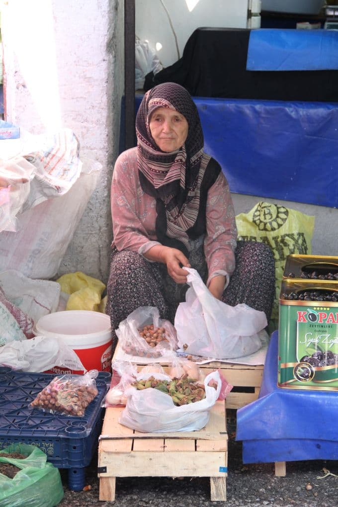 78 yaşındaki ninenin müthiş çalışma azmi