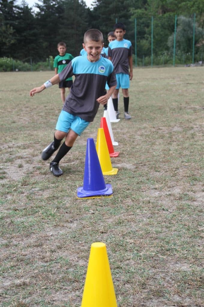 Minik futbolcular, futbolun inceliklerini öğreniyor