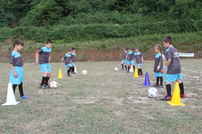 Minik futbolcular, futbolun inceliklerini öğreniyor