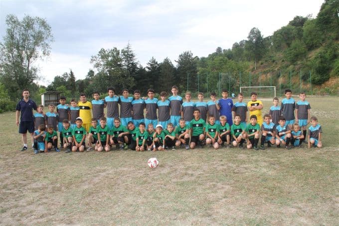 Minik futbolcular, futbolun inceliklerini öğreniyor