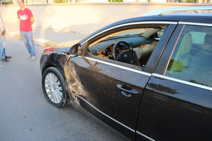 Bir anda kavşağa çıkan otomobil kaza yaptı