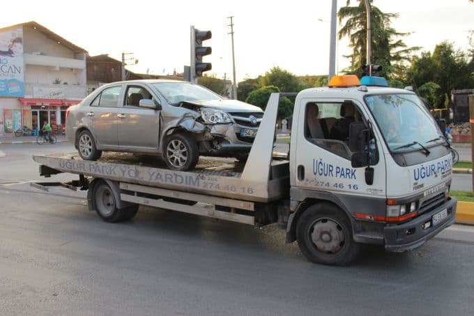 Bir anda kavşağa çıkan otomobil kaza yaptı