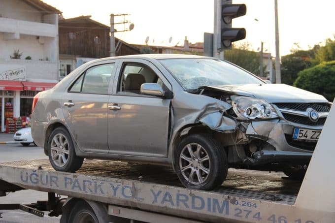 Bir anda kavşağa çıkan otomobil kaza yaptı