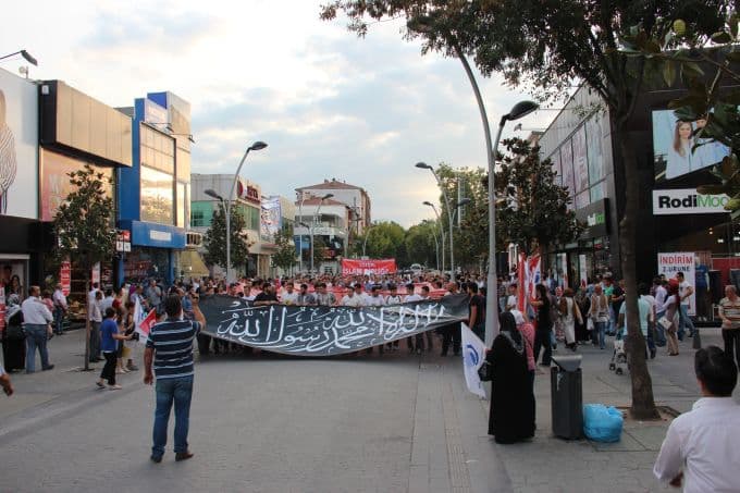 Binlerce Sakaryalı Mısır için Çark Caddesi'nde yürüdü