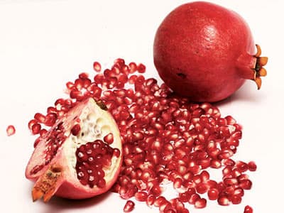 <p><font size="2"><font face="verdana,geneva"><strong><font color="#cc0000">Nar:</font></strong> C vitamini, demir ve potasyum deposudur. &Ccedil;ok g&uuml;&ccedil;l&uuml; antioksidandır. Kansere karşı koruyucudur.</font></font></p><p><font size="2"><font face="verdana,geneva"><strong><font color="#cc0000">Mandalina:</font></strong> C ve A vitamini ile potasyum y&ouml;n&uuml;nden zengindir. Hastalıklara karşı v&uuml;cudun direncini arttırır. Y&uuml;ksek tansiyonu d&uuml;ş&uuml;rmeye yardımcı olur. Damar sertliğine faydası vardır. G&uuml;&ccedil;l&uuml; bir antioksidandır.</font></font></p><p><font size="2"><font face="verdana,geneva"><strong><font color="#cc0000">Greyfurt:</font></strong> Folik asit, potasyum ve C vitamini kaynağıdır. H&uuml;cre yenilenmesinde ve b&uuml;y&uuml;mesinde etkilidir. G&uuml;&ccedil;l&uuml; antioksidandır. Bağışıklık sistemini kuvvetlendirir. Damar sertliğine faydası vardır.</font></font></p><p><font size="2"><font face="verdana,geneva"><strong>HEMOFİLİYE KARŞI PEPİNO</strong><br /><br /></font></font></p>