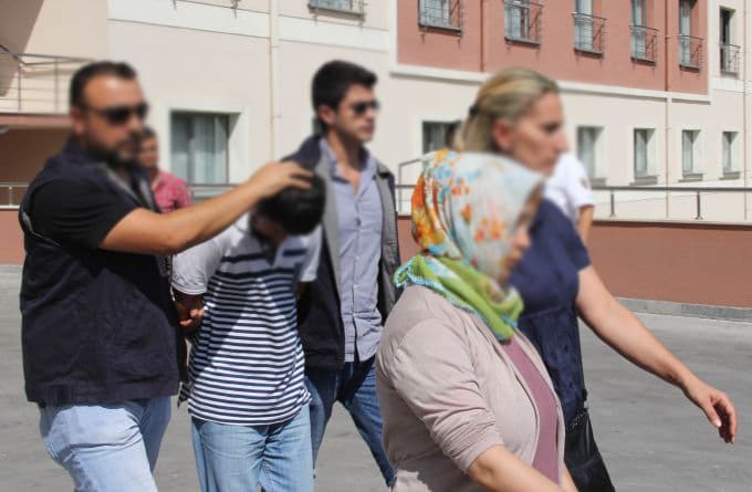 Tartıştıkları kişinin boğazını keserek öldürdüler
