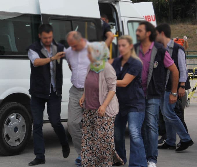 Tartıştıkları kişinin boğazını keserek öldürdüler