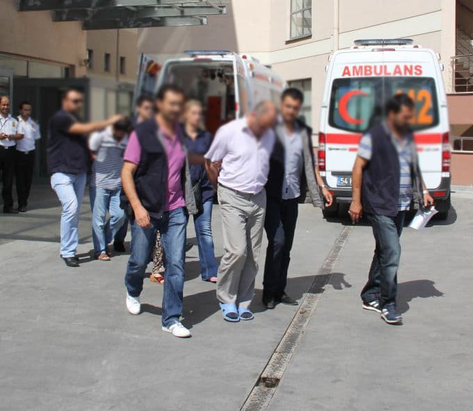 Tartıştıkları kişinin boğazını keserek öldürdüler