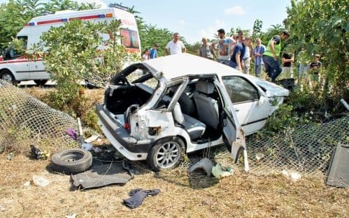 Sapanca'da ağaçlara çarpan otomobil takla attı