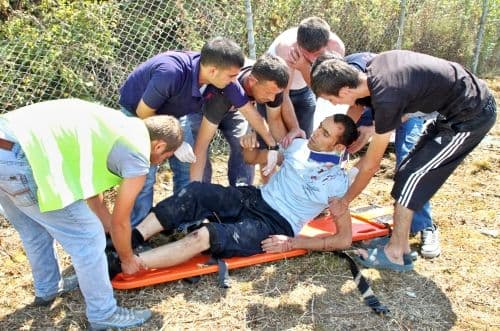 Sapanca'da ağaçlara çarpan otomobil takla attı