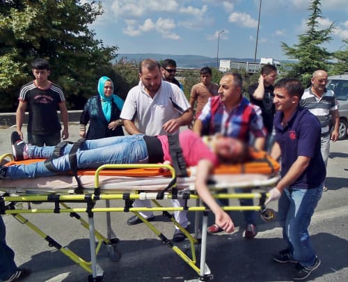Motosikletiyle kamyonete çarptı: 3 yaralı