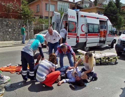 Motosikletiyle kamyonete çarptı: 3 yaralı