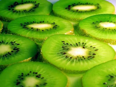 <font size="2"><font face="verdana,geneva"><strong><font color="#cc0000">Kivi:</font></strong> C vitamini deposudur. Yaşlanmayı geciktirir. G&uuml;&ccedil;l&uuml; antioksidandır. Alerjiye karşı bağışıklığı arttırır.</font></font> <p><font size="2"><font face="verdana,geneva"><strong><font color="#cc0000">&Ccedil;ilek:</font></strong> A, C ve E vitamini ile folik asitten zengindir. Kas ve eklem ağrılarında faydalıdır. Cilde iyi gelir. İdrar s&ouml;k&uuml;c&uuml;d&uuml;r.</font></font></p><p><font size="2"><font face="verdana,geneva"><strong><font color="#cc0000">Yeşil biber:</font></strong> C vitamini y&ouml;n&uuml;nden &ccedil;ok zengindir. G&uuml;&ccedil;l&uuml; bir antioksidandır.</font></font></p><p><font size="2"><font face="verdana,geneva"><strong><font color="#cc0000">Limon:</font></strong> Y&uuml;ksek oranda C vitamini i&ccedil;erir. İskorb&uuml;t hastalığına iyi gelir. G&uuml;&ccedil;l&uuml; antioksidandır. İdrar s&ouml;k&uuml;c&uuml;d&uuml;r. İdrar yolları iltihabında faydalıdır.</font></font></p><p><font size="2"><font face="verdana,geneva"><strong><font color="#cc0000">Maydanoz:</font></strong> &Ccedil;ok y&uuml;ksek oranda C vitamini i&ccedil;erir. Ayrıca folik asit, A ve E vitamini y&ouml;n&uuml;nden zengindir. B&uuml;y&uuml;me, kemik ve diş sağlığı gelişiminde etkindir. </font></font></p><p><font size="2"><font face="verdana,geneva"><strong><font color="#cc0000">Mango:</font></strong> A ve C vitamini y&ouml;n&uuml;nden hayli zengindir. G&ouml;z ve cilt sağlığına iyi gelir. Antioksidan &ouml;zelliği ile kansere karşı koruyucudur.</font></font></p><p><font size="2"><font face="verdana,geneva"><font color="#cc0000"><strong>Pepino:</strong></font> C vitamini, fosfor ve potasyum kaynağıdır. Eklem romatizmasında, kemik gelişiminde ve hemofili hastalığında etkilidir.</font></font></p>