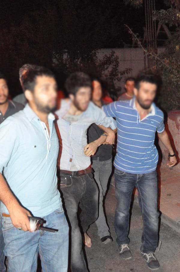 Kimlik soran polis memurunu yaralayıp kaçtılar