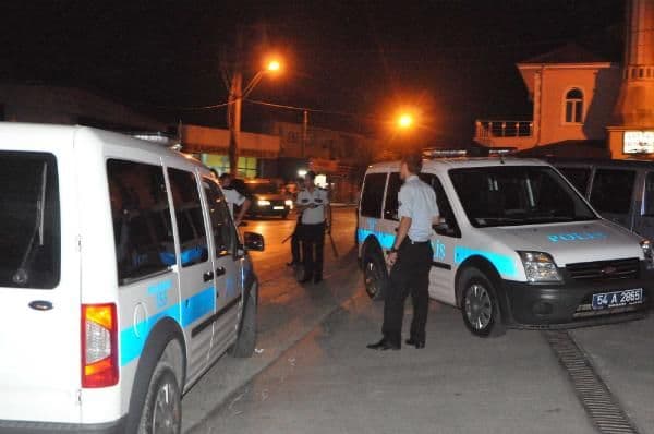 Kimlik soran polis memurunu yaralayıp kaçtılar