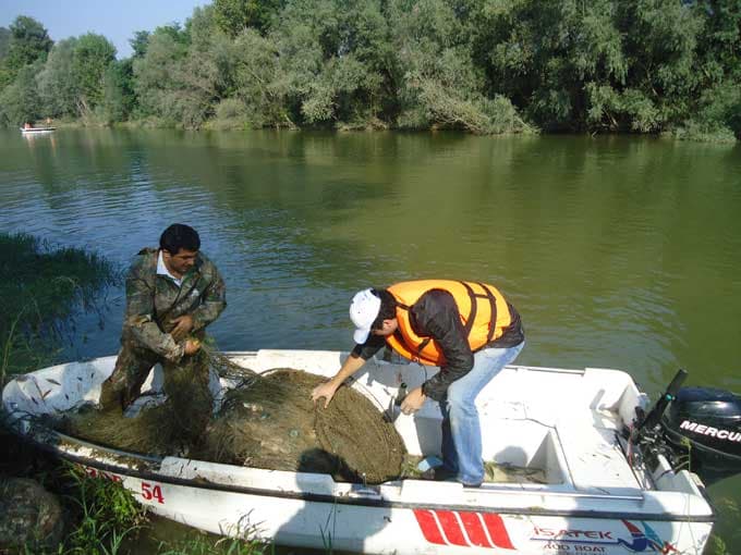 Kaçak balıkçılık yapan 2 kişiye para cezası