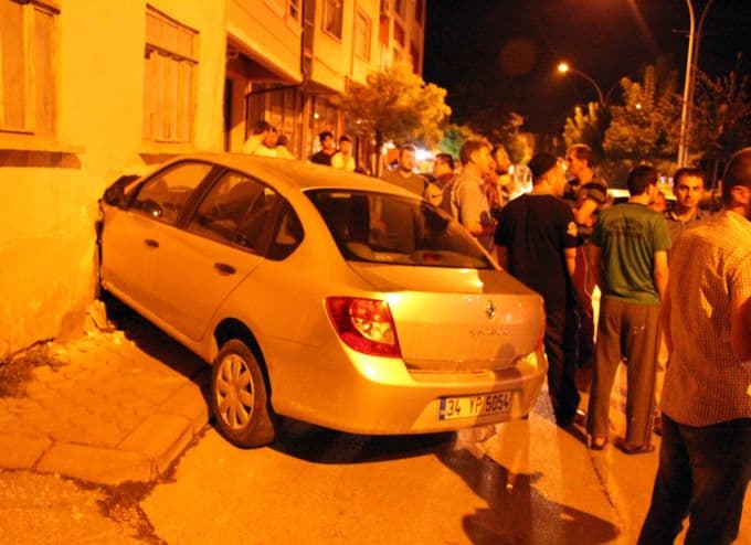 Kontrolden çıkan otomobil evin içerisine girdi