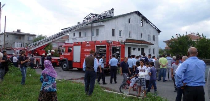 Evin çatısında çıkan yangın büyük panik yarattı