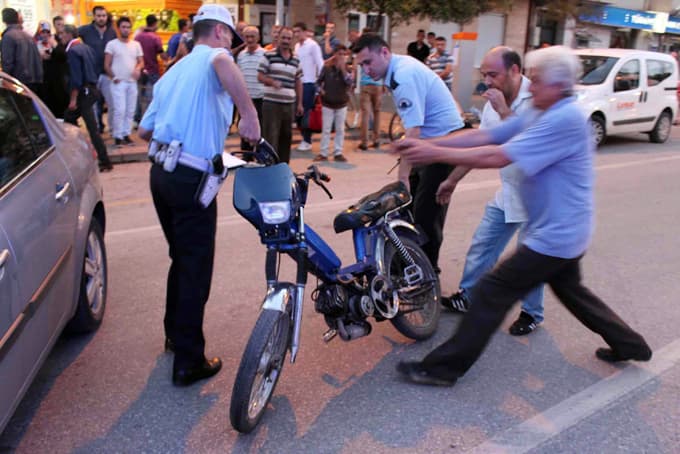 Yola kontrolsüz çıkan araca motosiklet çarptı