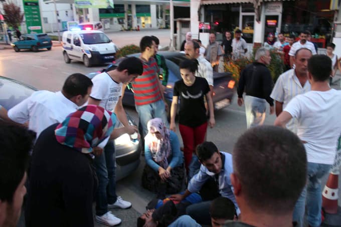 Yola kontrolsüz çıkan araca motosiklet çarptı