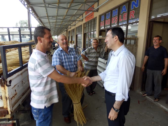 Süpürgeci esnafı zorda