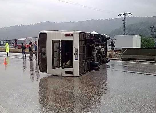 Sakarya istikametindeki midibüs devrildi 