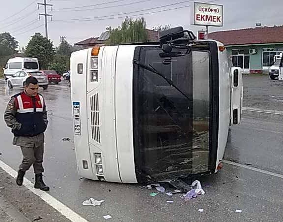 Sakarya istikametindeki midibüs devrildi 