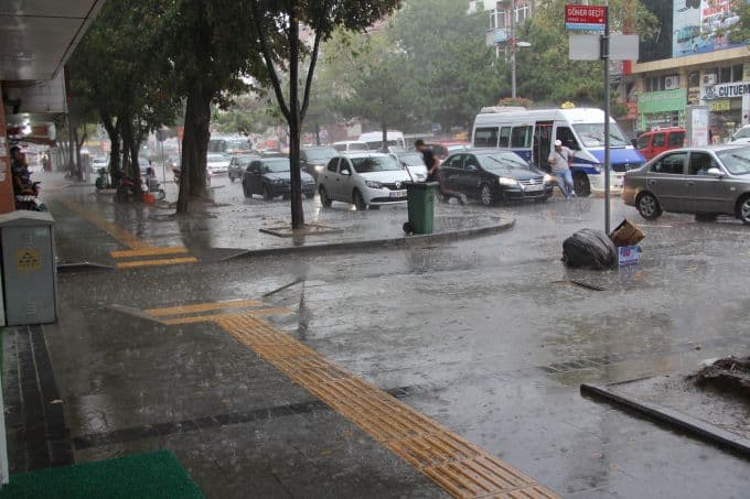 Sakaryalılar yağmura hazırlıksız yakalandı