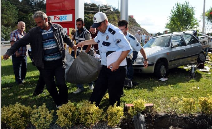 Kamyonet yolcu durağına daldı: 2 ölü!