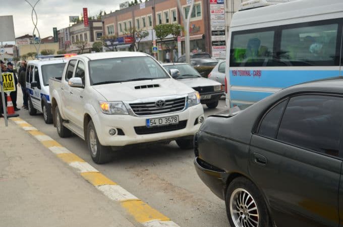 Kamyonet yolcu durağına daldı: 2 ölü!