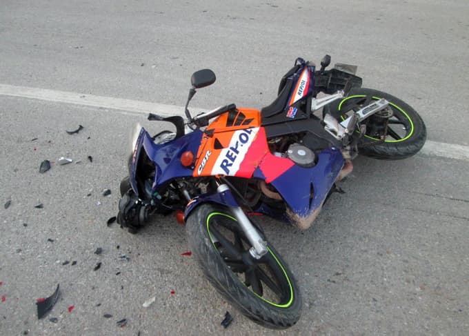 Motosiklet otomobile çarptı: 2 yaralı