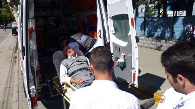 Çark Caddesi'nde yere yığılan adam korkuttu