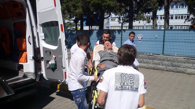 Çark Caddesi'nde yere yığılan adam korkuttu